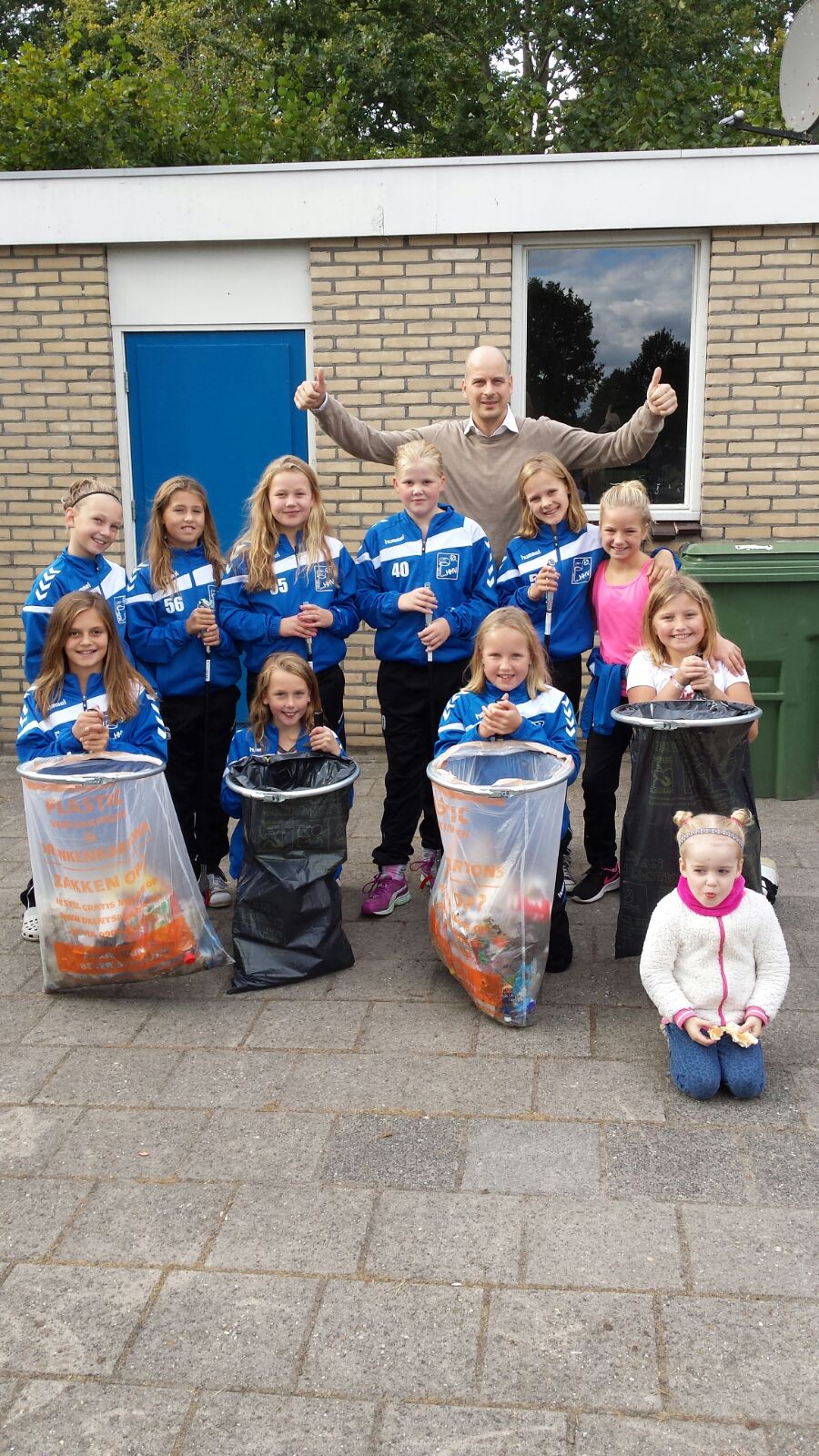2016 10 08 HHV D1 kampioen in afval verzamelen 1