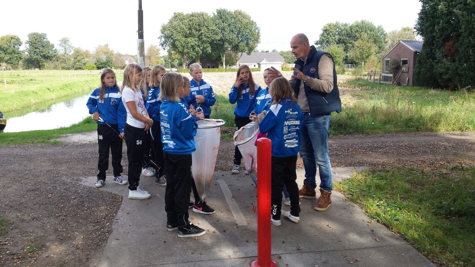 2016 10 08 HHV D1 kampioen in afval verzamelen 2