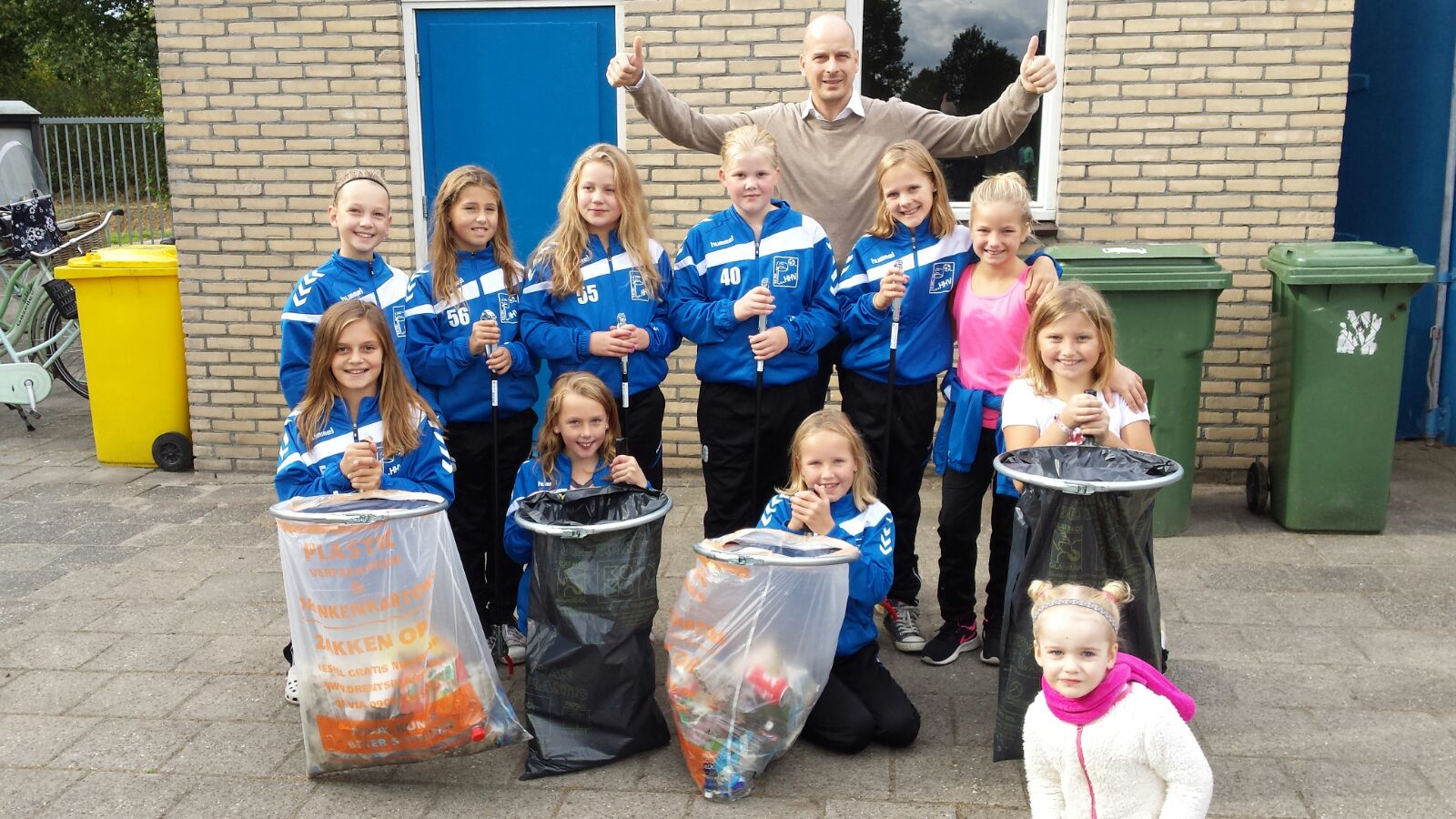 2016 10 08 HHV D1 kampioen in afval verzamelen 5